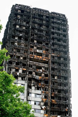 Londra, İngiltere. 28 Haziran 2017. BÜYÜK - Grenfell Kulesi Yangını - Yanan kalıntılar ve yıkıcı yangın, kule bloğunu yarıp geçen yüzlerce evsiz ve çok sayıda ölü bıraktı.