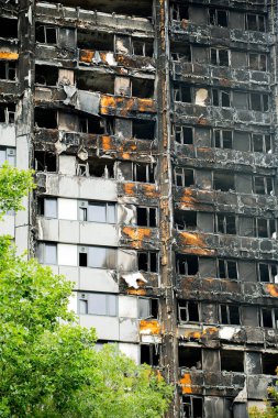 Londra, İngiltere. 28 Haziran 2017. BÜYÜK - Grenfell Kulesi Yangını - Yanan kalıntılar ve yıkıcı yangın, kule bloğunu yarıp geçen yüzlerce evsiz ve çok sayıda ölü bıraktı.