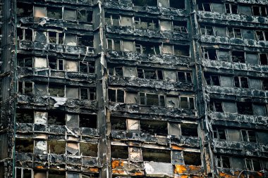 Londra, İngiltere. 28 Haziran 2017. BÜYÜK - Grenfell Kulesi Yangını - Yanan kalıntılar ve yıkıcı yangın, kule bloğunu yarıp geçen yüzlerce evsiz ve çok sayıda ölü bıraktı.