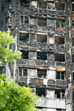 Londra, İngiltere. 28 Haziran 2017. BÜYÜK - Grenfell Kulesi Yangını - Yanan kalıntılar ve yıkıcı yangın, kule bloğunu yarıp geçen yüzlerce evsiz ve çok sayıda ölü bıraktı.