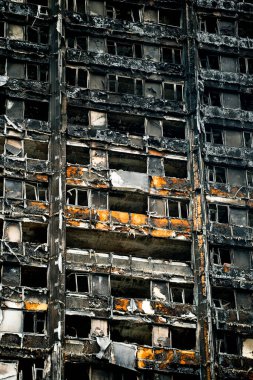 Londra, İngiltere. 28 Haziran 2017. BÜYÜK - Grenfell Kulesi Yangını - Yanan kalıntılar ve yıkıcı yangın, kule bloğunu yarıp geçen yüzlerce evsiz ve çok sayıda ölü bıraktı.