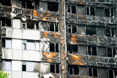 Londra, İngiltere. 28 Haziran 2017. BÜYÜK - Grenfell Kulesi Yangını - Yanan kalıntılar ve yıkıcı yangın, kule bloğunu yarıp geçen yüzlerce evsiz ve çok sayıda ölü bıraktı.