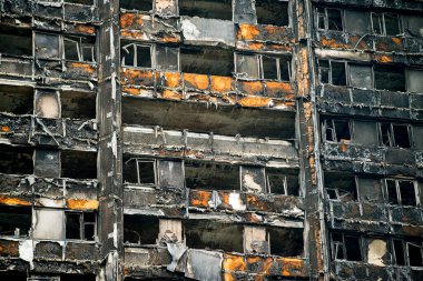 Londra, İngiltere. 28 Haziran 2017. BÜYÜK - Grenfell Kulesi Yangını - Yanan kalıntılar ve yıkıcı yangın, kule bloğunu yarıp geçen yüzlerce evsiz ve çok sayıda ölü bıraktı.