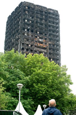 Londra, İngiltere. 28 Haziran 2017. BÜYÜK - Grenfell Kulesi Yangını - Yanan kalıntılar ve yıkıcı yangın, kule bloğunu yarıp geçen yüzlerce evsiz ve çok sayıda ölü bıraktı.