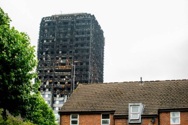 Londra, İngiltere. 28 Haziran 2017. BÜYÜK - Grenfell Kulesi Yangını - Yanan kalıntılar ve yıkıcı yangın, kule bloğunu yarıp geçen yüzlerce evsiz ve çok sayıda ölü bıraktı.