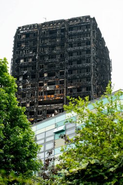 Londra, İngiltere. 28 Haziran 2017. BÜYÜK - Grenfell Kulesi Yangını - Yanan kalıntılar ve yıkıcı yangın, kule bloğunu yarıp geçen yüzlerce evsiz ve çok sayıda ölü bıraktı.