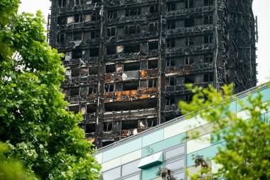 Londra, İngiltere. 28 Haziran 2017. BÜYÜK - Grenfell Kulesi Yangını - Yanan kalıntılar ve yıkıcı yangın, kule bloğunu yarıp geçen yüzlerce evsiz ve çok sayıda ölü bıraktı.