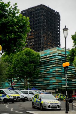 Londra, İngiltere. 28 Haziran 2017. BÜYÜK - Grenfell Kulesi Yangını - Yanan kalıntılar ve yıkıcı yangın, kule bloğunu yarıp geçen yüzlerce evsiz ve çok sayıda ölü bıraktı.