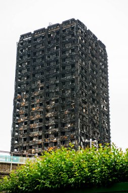Londra, İngiltere. 28 Haziran 2017. BÜYÜK - Grenfell Kulesi Yangını - Yanan kalıntılar ve yıkıcı yangın, kule bloğunu yarıp geçen yüzlerce evsiz ve çok sayıda ölü bıraktı.