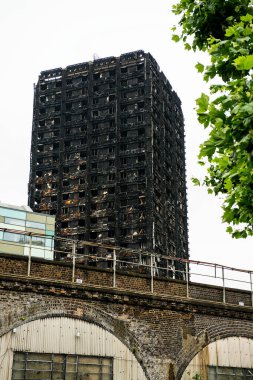 Londra, İngiltere. 28 Haziran 2017. BÜYÜK - Grenfell Kulesi Yangını - Yanan kalıntılar ve yıkıcı yangın, kule bloğunu yarıp geçen yüzlerce evsiz ve çok sayıda ölü bıraktı.
