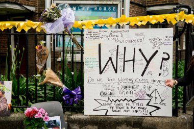 Londra, İngiltere. 28 Haziran 2017. Londra 'daki Grenfell Kulesi yangınının kurbanları için çiçek vergileri ve mesajlar..