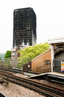 Londra, İngiltere. 28 Haziran 2017. BÜYÜK - Grenfell Kulesi Yangını - Yanan kalıntılar ve yıkıcı yangın, kule bloğunu yarıp geçen yüzlerce evsiz ve çok sayıda ölü bıraktı.