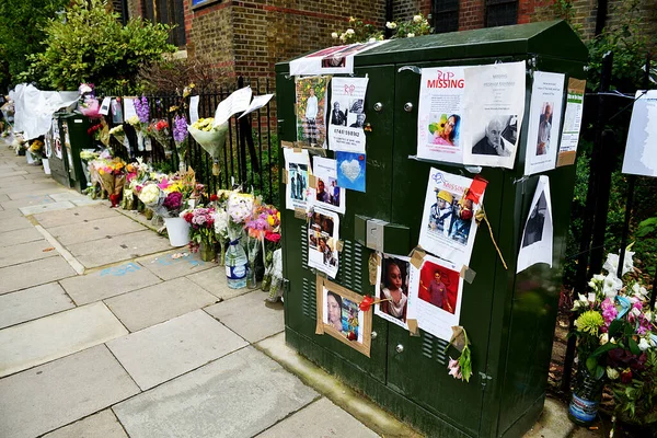 Londra, İngiltere. 28 Haziran 2017. Londra 'daki Grenfell Kulesi yangınının kurbanları için çiçek vergileri ve mesajlar..