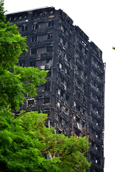Londra, İngiltere. 28 Haziran 2017. BÜYÜK - Grenfell Kulesi Yangını - Yanan kalıntılar ve yıkıcı yangın, kule bloğunu yarıp geçen yüzlerce evsiz ve çok sayıda ölü bıraktı.
