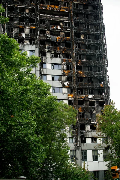 Londra, İngiltere. 28 Haziran 2017. BÜYÜK - Grenfell Kulesi Yangını - Yanan kalıntılar ve yıkıcı yangın, kule bloğunu yarıp geçen yüzlerce evsiz ve çok sayıda ölü bıraktı.