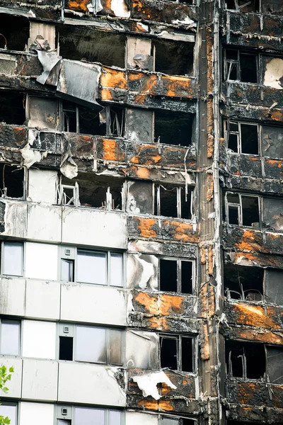 Londra, İngiltere. 28 Haziran 2017. BÜYÜK - Grenfell Kulesi Yangını - Yanan kalıntılar ve yıkıcı yangın, kule bloğunu yarıp geçen yüzlerce evsiz ve çok sayıda ölü bıraktı.