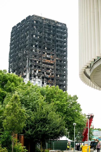 Londra, İngiltere. 28 Haziran 2017. BÜYÜK - Grenfell Kulesi Yangını - Yanan kalıntılar ve yıkıcı yangın, kule bloğunu yarıp geçen yüzlerce evsiz ve çok sayıda ölü bıraktı.