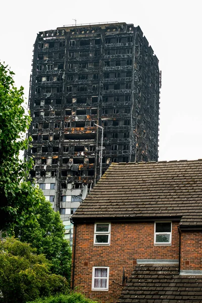 stock image London, UK. 28th June 2017. EDITORIAL - The Grenfell Tower Fire - The burnt remains and devastation of the fierce fire, which ripped through the tower block leaving hundreds homeless and many dead.