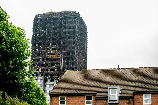Londra, İngiltere. 28 Haziran 2017. BÜYÜK - Grenfell Kulesi Yangını - Yanan kalıntılar ve yıkıcı yangın, kule bloğunu yarıp geçen yüzlerce evsiz ve çok sayıda ölü bıraktı.