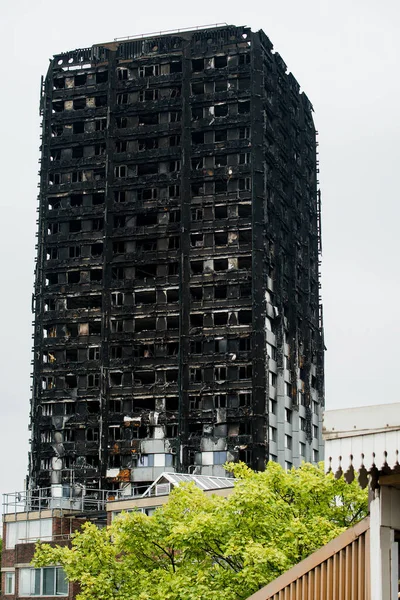 Londra, İngiltere. 28 Haziran 2017. BÜYÜK - Grenfell Kulesi Yangını - Yanan kalıntılar ve yıkıcı yangın, kule bloğunu yarıp geçen yüzlerce evsiz ve çok sayıda ölü bıraktı.