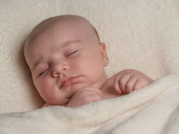 Portrait Newborn Baby Girl Sleeping Her Back Covered Cream Blanket — Stock Photo, Image