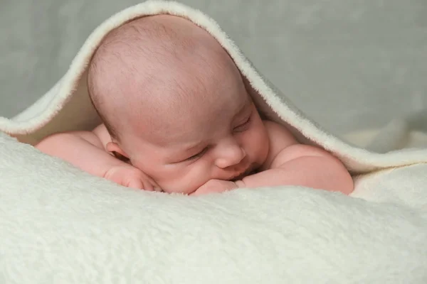 Portrait Newborn Baby Girl Sleeping Her Front Covered Cream Blanket — Stock Photo, Image