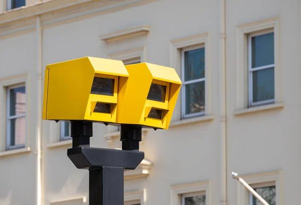 Visão Baixo Ângulo Duas Câmeras Segurança Velocidade Amarela Brilhante Contra — Fotografia de Stock