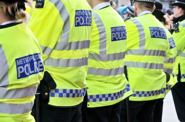 Londra, İngiltere. 12 Mayıs 2012. Metropolitan polis memurları, İşgal Hareketi protestocuları etrafında herhangi bir suç işlenmesini önlemek için, İngiltere Bankası binası önünde bir kordon oluşturur..
