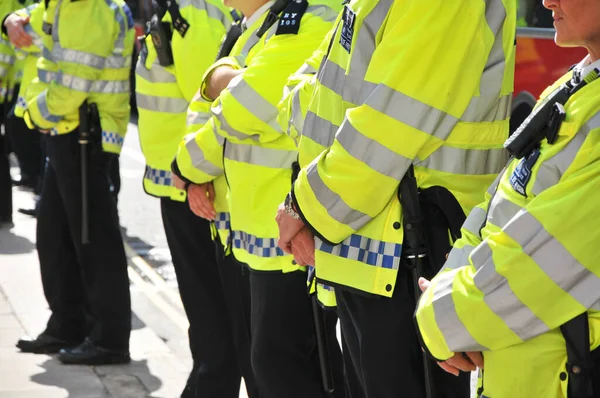 May 2012 都会警察在英格兰银行大楼外的 占领运动 抗议者周围设置警戒线 以防止任何犯罪发生 — 图库照片
