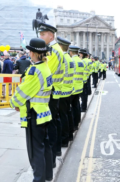 London 12Th May 2012 Metropolitan Police Officers Form Cordon Occupy — Stock Photo, Image