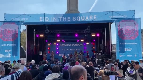 イギリス ロンドン 2023年4月26日 ロンドンはトラファルガー広場の広場でEidを祝います 断食のイスラム教の聖なる月であるラマダーンの終わりを告げる独特の文化的出来事 — ストック動画