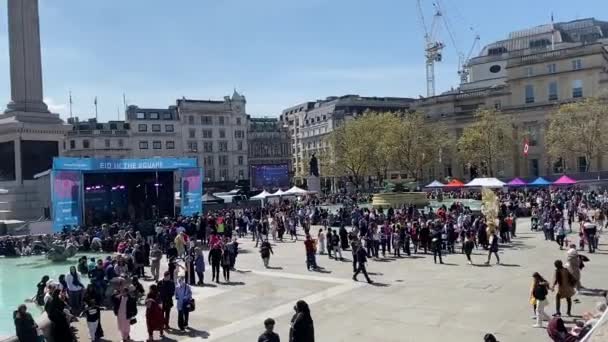 イギリス ロンドン 2023年4月26日 ロンドンはトラファルガー広場の広場でEidを祝います 断食のイスラム教の聖なる月であるラマダーンの終わりを告げる独特の文化的出来事 — ストック動画
