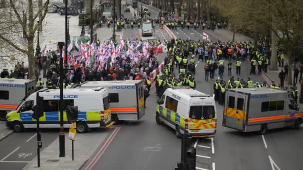 イギリス ロンドン 2017年4月1日 警察は反人種差別抗議者と英国防衛同盟の物理的な障壁を形成する英国ロンドン中心部の集会で最初の支持者 — ストック動画