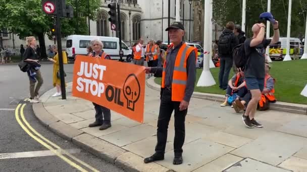 ロンドン イギリス 2023年7月19日 議会広場の兆候を示す石油活動家を止め 将来の化石燃料ライセンスと生産をすべて停止するよう政府にキャンペーン — ストック動画