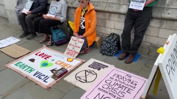 2023年7月19日 伦敦议会院门前的起义运动人士通过祈祷对气候危机采取行动进行抗议 — 图库视频影像