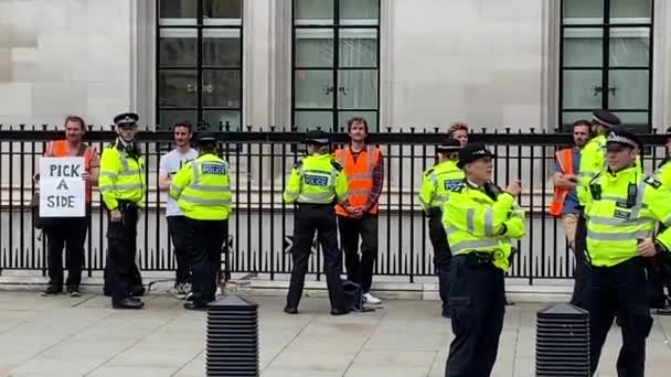 ロンドン イギリス 2023年7月19日 バンに連れ去られる前に メトロポリタン警察官によって 議会広場の近くで 石油デモ隊が拘束されるのをやめなさい — ストック動画
