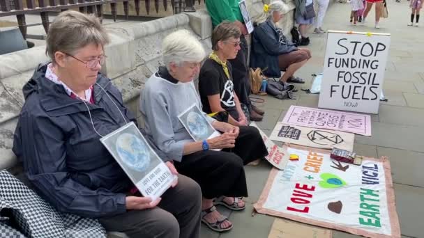 2023年7月19日 伦敦议会院门前的起义运动人士通过祈祷对气候危机采取行动进行抗议 — 图库视频影像
