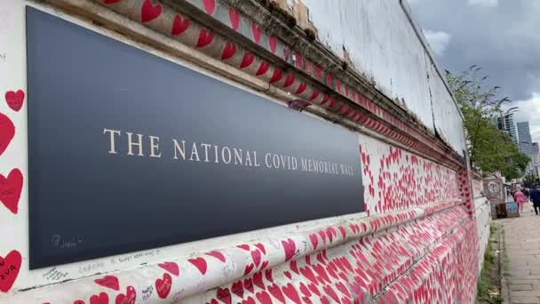 London 19Th July 2023 National Covid Memorial Wall Southbank Covered — Stock Video