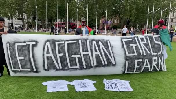 ロンドン イギリス 2023年7月19日 アフガニスタンのタリバンに抗議するアフガニスタン人男性によるロンドンの議会広場でのデモは 6年生以上の女性と女児の教育を禁止した — ストック動画