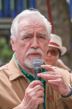 Londra, İngiltere. Equity Union mitinginde konuşan aktör Brian Cox, SAG-AFTRA oyuncularının ABD 'de adil ücret, arta kalan ödemeler ve A.I..