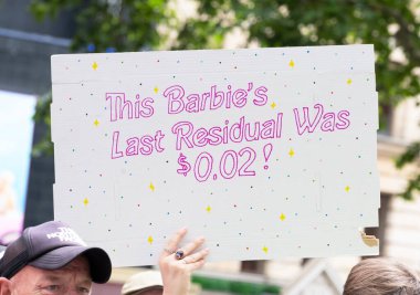 Londra, İngiltere. 21 Temmuz 2023. Eşitlik Birliği mitinginde Equity üyeleri tarafından ABD 'de SAG-AFTRA oyuncuları ile dayanışma içinde tutulan tabelalar, adil ücret, arta kalan ödemeler ve A.I..