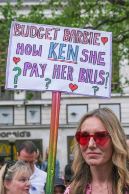 Londra, İngiltere. 21 Temmuz 2023. Eşitlik Birliği mitinginde Equity üyeleri tarafından ABD 'de SAG-AFTRA oyuncuları ile dayanışma içinde tutulan tabelalar, adil ücret, arta kalan ödemeler ve A.I..