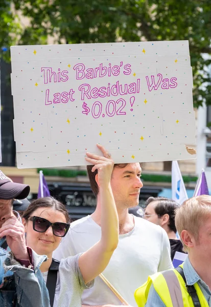 Londra, İngiltere. 21 Temmuz 2023. Eşitlik Birliği mitinginde Equity üyeleri tarafından ABD 'de SAG-AFTRA oyuncuları ile dayanışma içinde tutulan tabelalar, adil ücret, arta kalan ödemeler ve A.I..