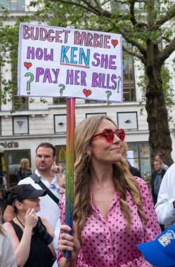 Londra, İngiltere. 21 Temmuz 2023. Eşitlik Birliği mitinginde Equity üyeleri tarafından ABD 'de SAG-AFTRA oyuncuları ile dayanışma içinde tutulan tabelalar, adil ücret, arta kalan ödemeler ve A.I..