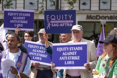 Londra, İngiltere. 21 Temmuz 2023. Eşitlik Birliği mitinginde Equity üyeleri tarafından ABD 'de SAG-AFTRA oyuncuları ile dayanışma içinde tutulan tabelalar, adil ücret, arta kalan ödemeler ve A.I..