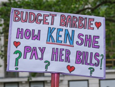 Londra, İngiltere. 21 Temmuz 2023. Eşitlik Birliği mitinginde Equity üyeleri tarafından ABD 'de SAG-AFTRA oyuncuları ile dayanışma içinde tutulan tabelalar, adil ücret, arta kalan ödemeler ve A.I..