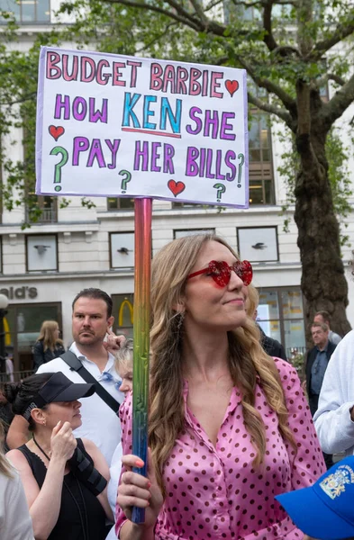 Londra, İngiltere. 21 Temmuz 2023. Eşitlik Birliği mitinginde Equity üyeleri tarafından ABD 'de SAG-AFTRA oyuncuları ile dayanışma içinde tutulan tabelalar, adil ücret, arta kalan ödemeler ve A.I..