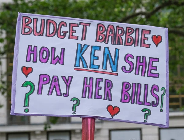 Londra, İngiltere. 21 Temmuz 2023. Eşitlik Birliği mitinginde Equity üyeleri tarafından ABD 'de SAG-AFTRA oyuncuları ile dayanışma içinde tutulan tabelalar, adil ücret, arta kalan ödemeler ve A.I..