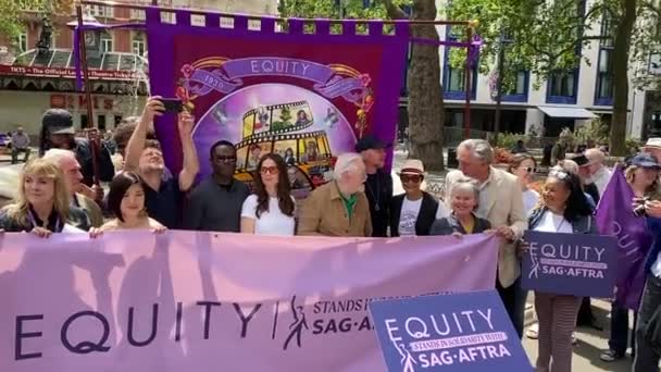 ロンドン イギリス 2023年7月21日 エクイティ ユニオン ラリーのメンバー ロンドン Sag Aftraの俳優たちと連帯して 公正な賃金 — ストック動画