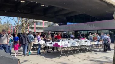 Londra, İngiltere. 13 Mayıs 2023. Waterloo Köprüsü 'nün altındaki South Bank kitap pazarı. Queen' s Walk 'da, pazarlık arayan ve yerel atmosferin tadını çıkaran insanlarla dolup taşıyor..